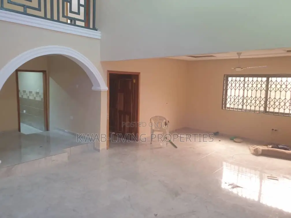 4bdrm Apartment in Ashomang Estate for rent