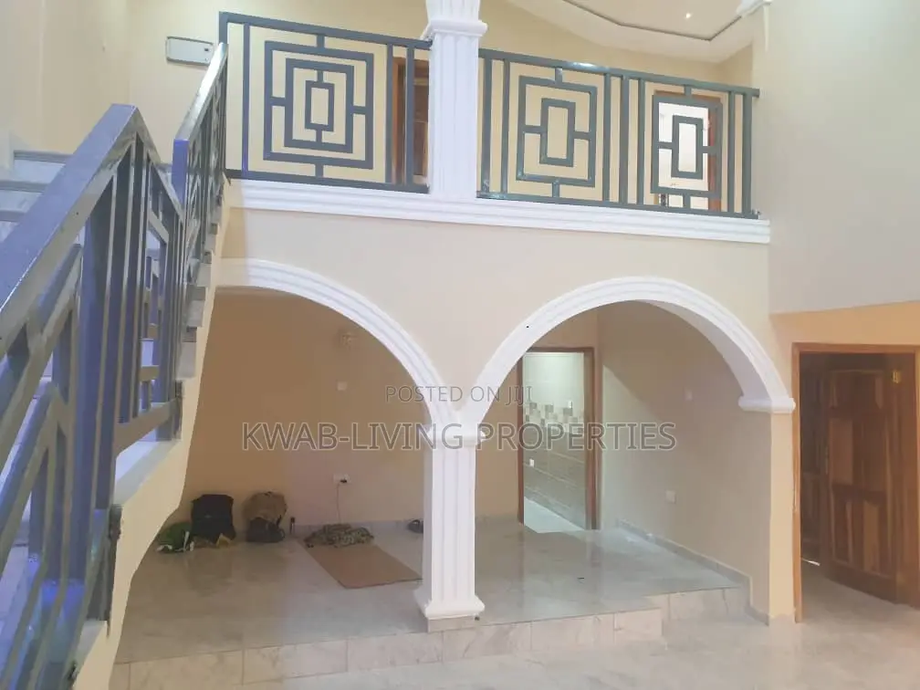 4bdrm Apartment in Ashomang Estate for rent