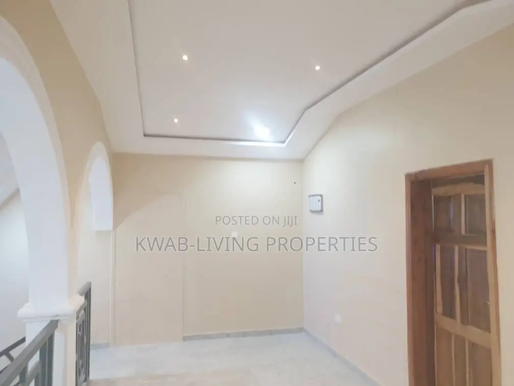 4bdrm Apartment in Ashomang Estate for rent