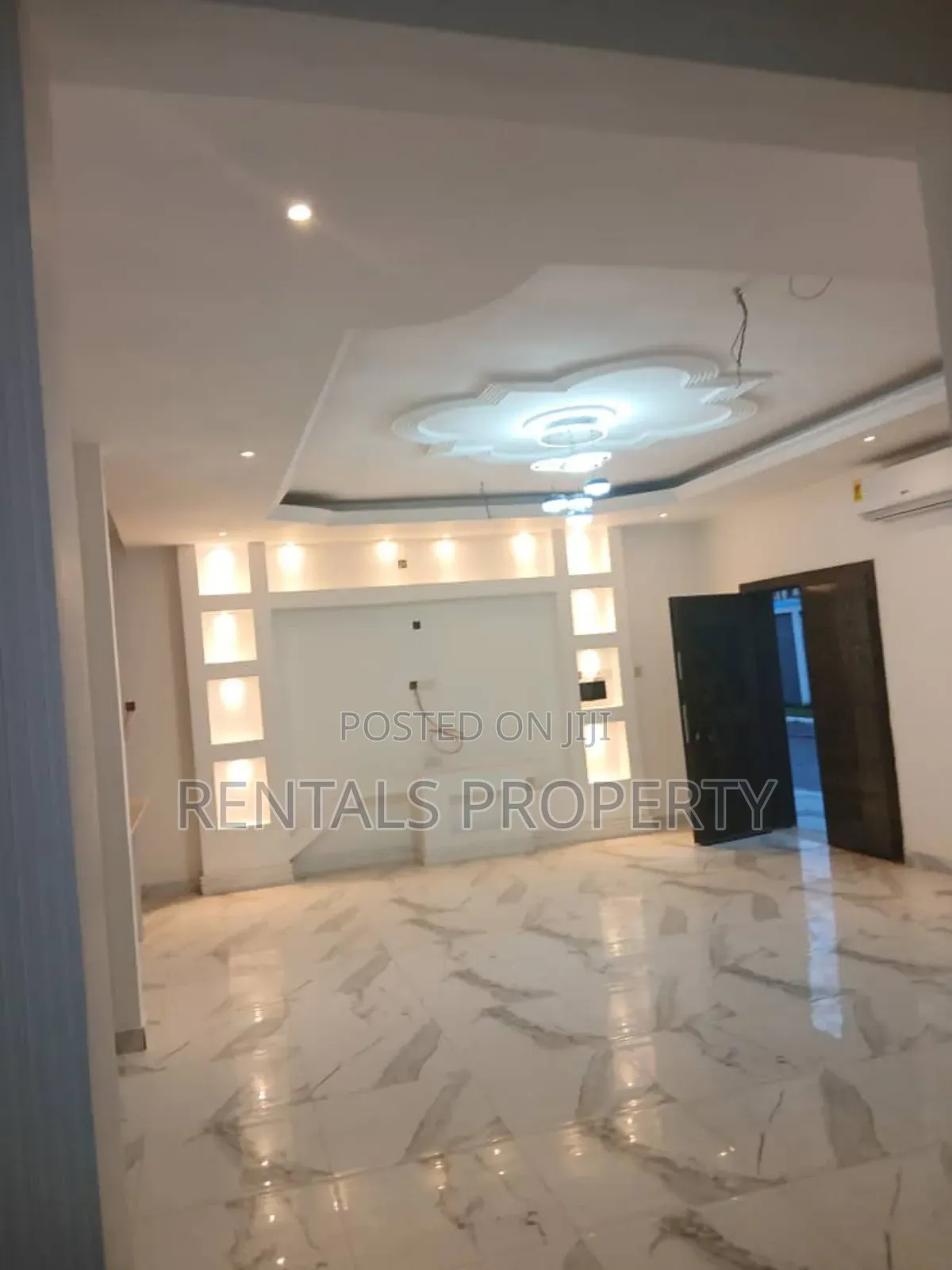 2bdrm Mansion in $ 600 A Month Two, Oyarifa for rent