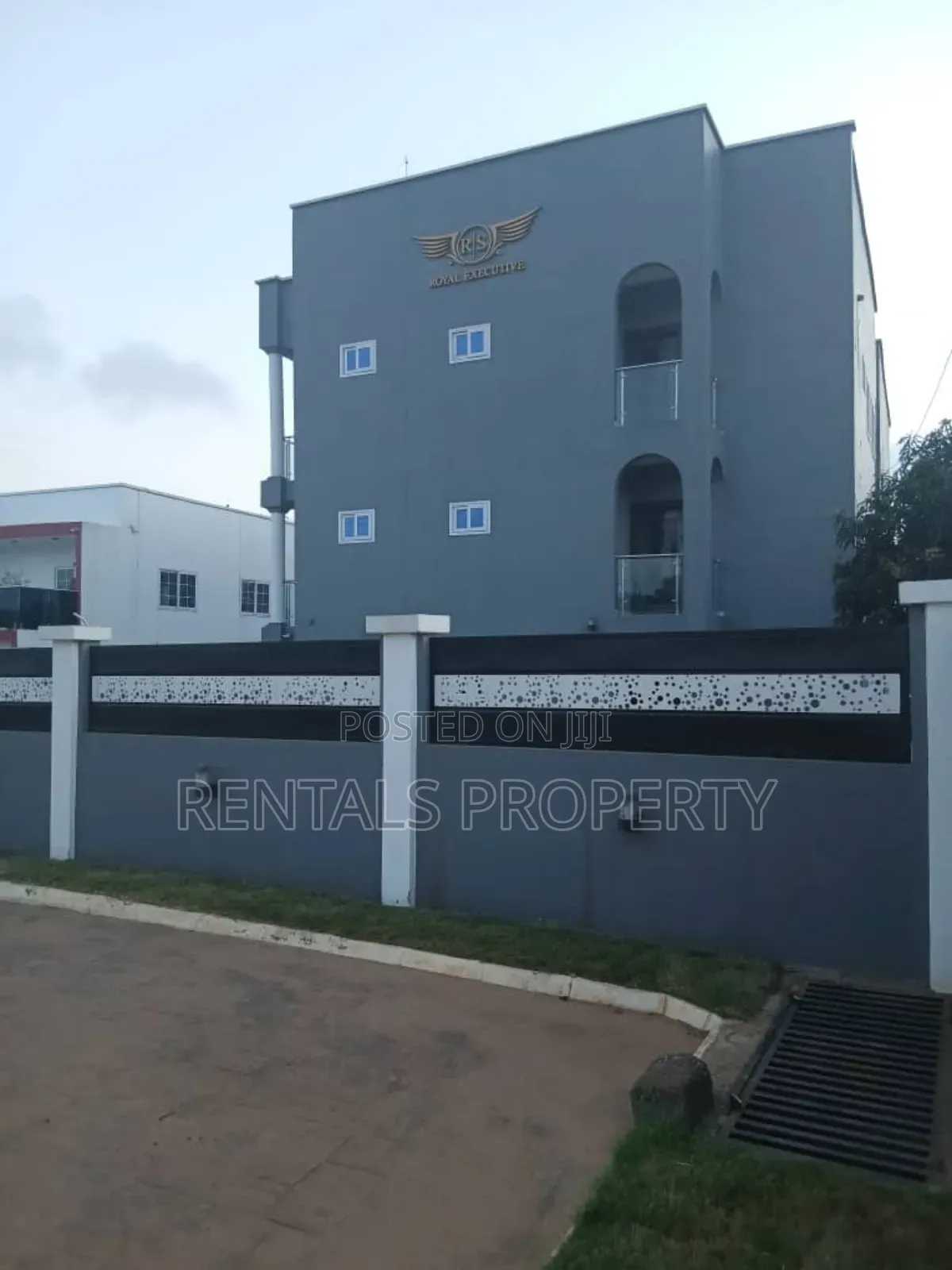2bdrm Mansion in $ 600 A Month Two, Oyarifa for rent