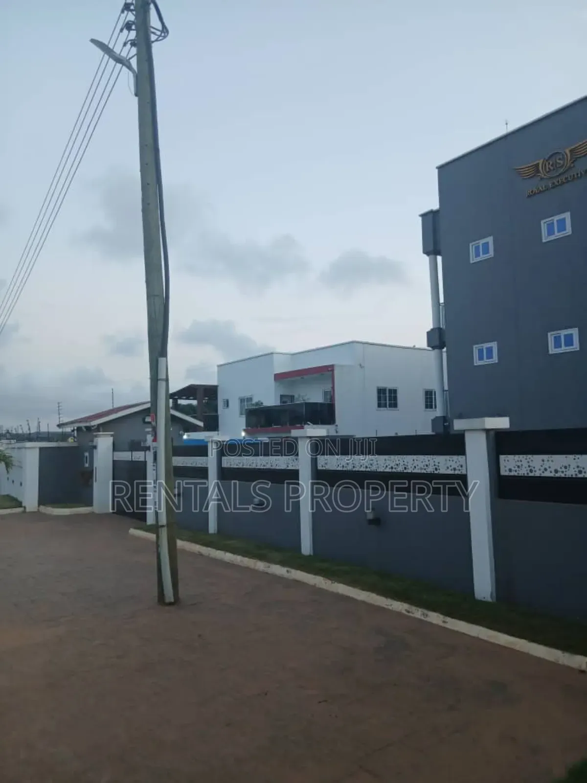 2bdrm Mansion in $ 600 A Month Two, Oyarifa for rent
