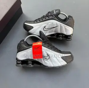 Nike Shox R4 Sneakers