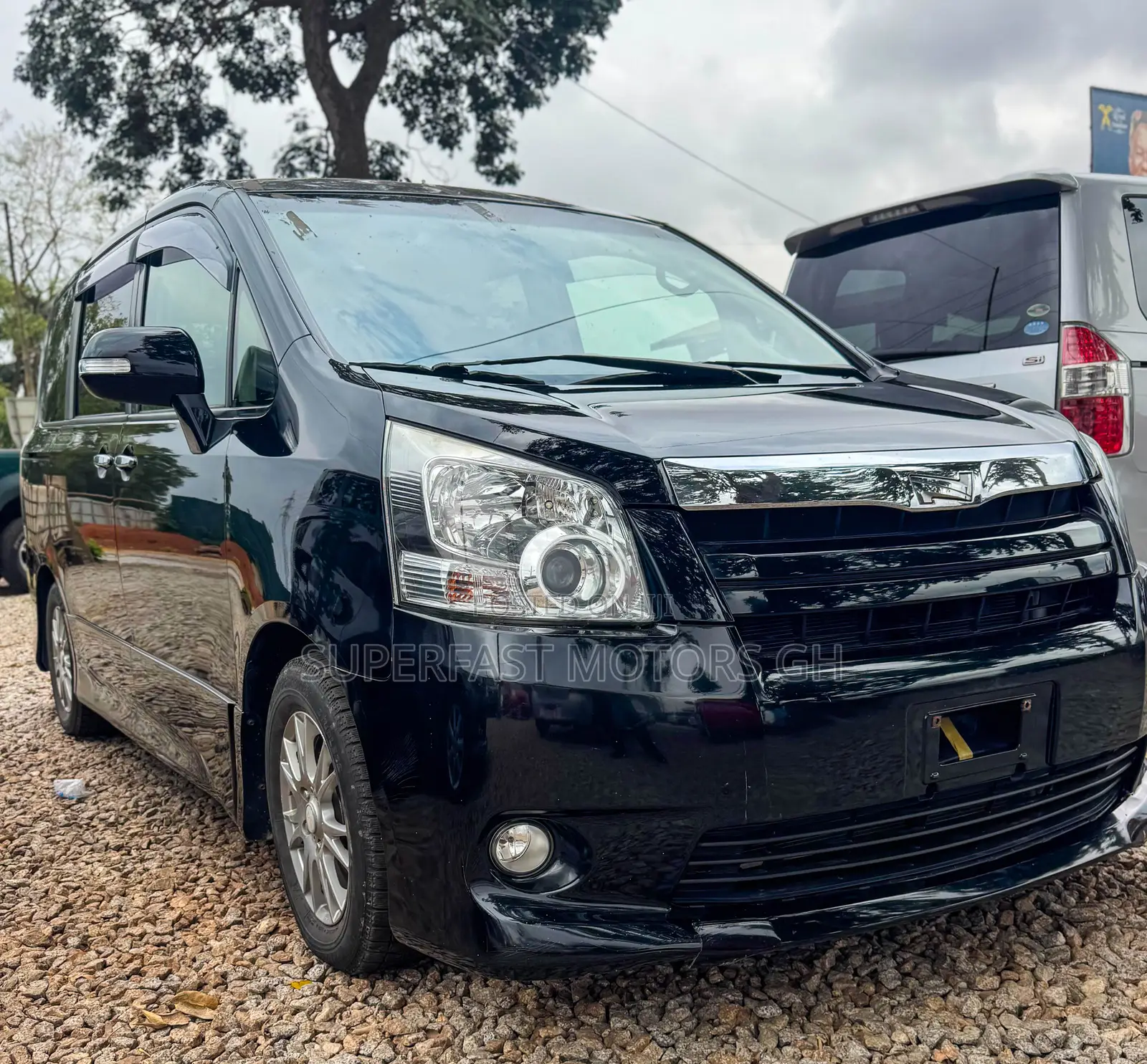 Toyota Noah 2.0 158hp AWD (8 Seater) 2012 Black