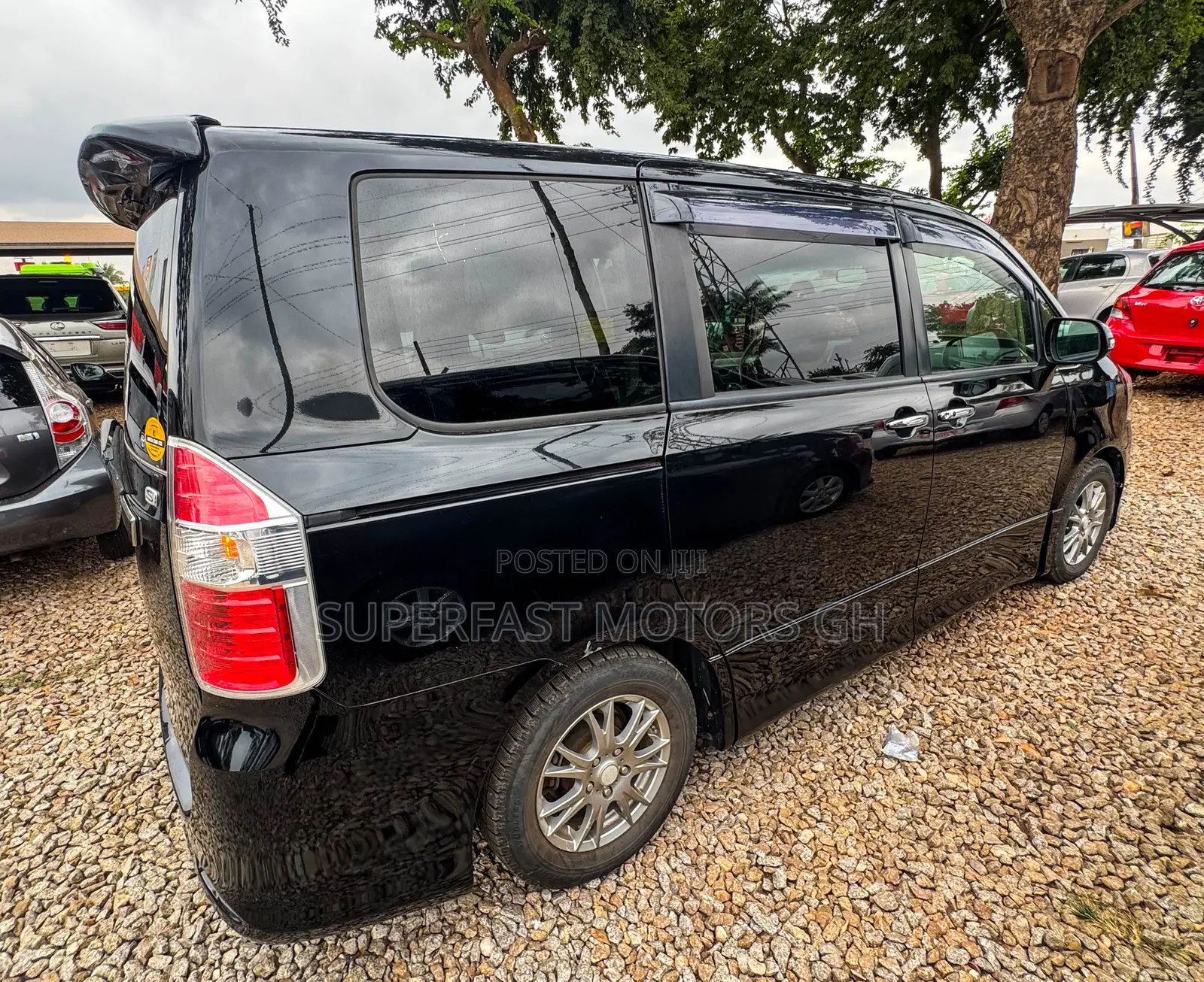 Toyota Noah 2.0 158hp AWD (8 Seater) 2012 Black