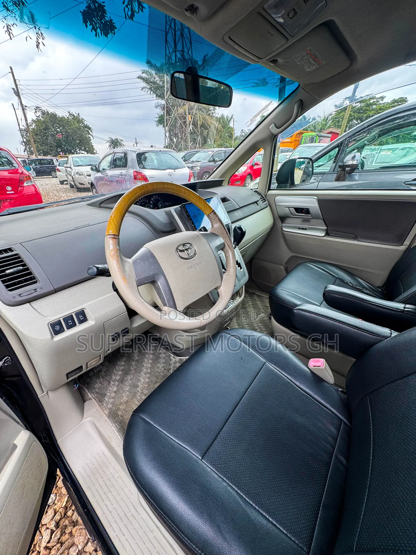 Toyota Noah 2.0 158hp AWD (8 Seater) 2012 Black