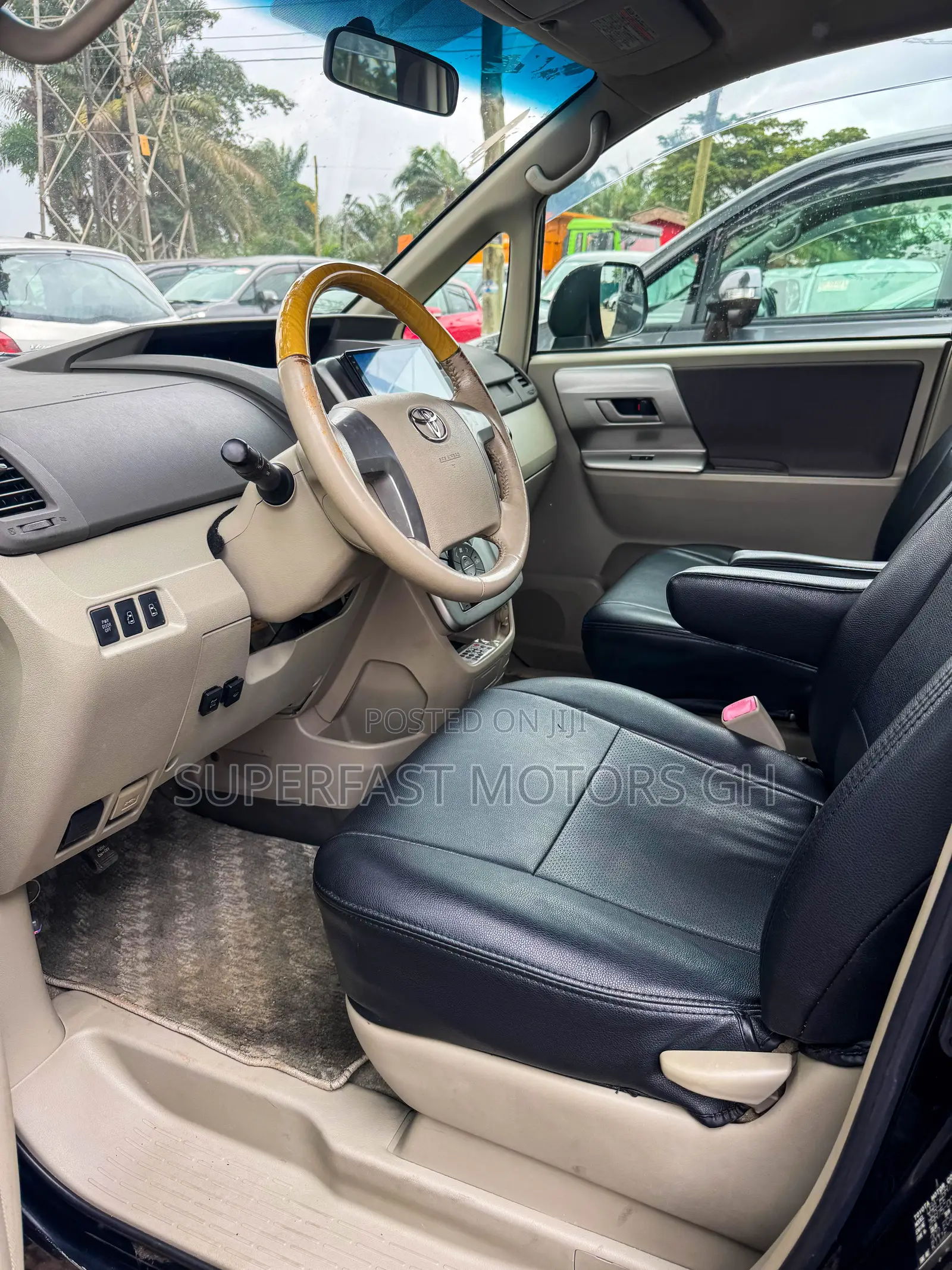 Toyota Noah 2.0 158hp AWD (8 Seater) 2012 Black