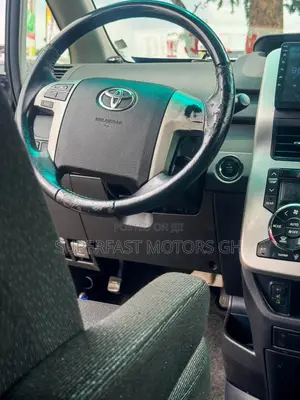Toyota Noah 2.0 143hp AWD (8 Seater) 2012 Gray