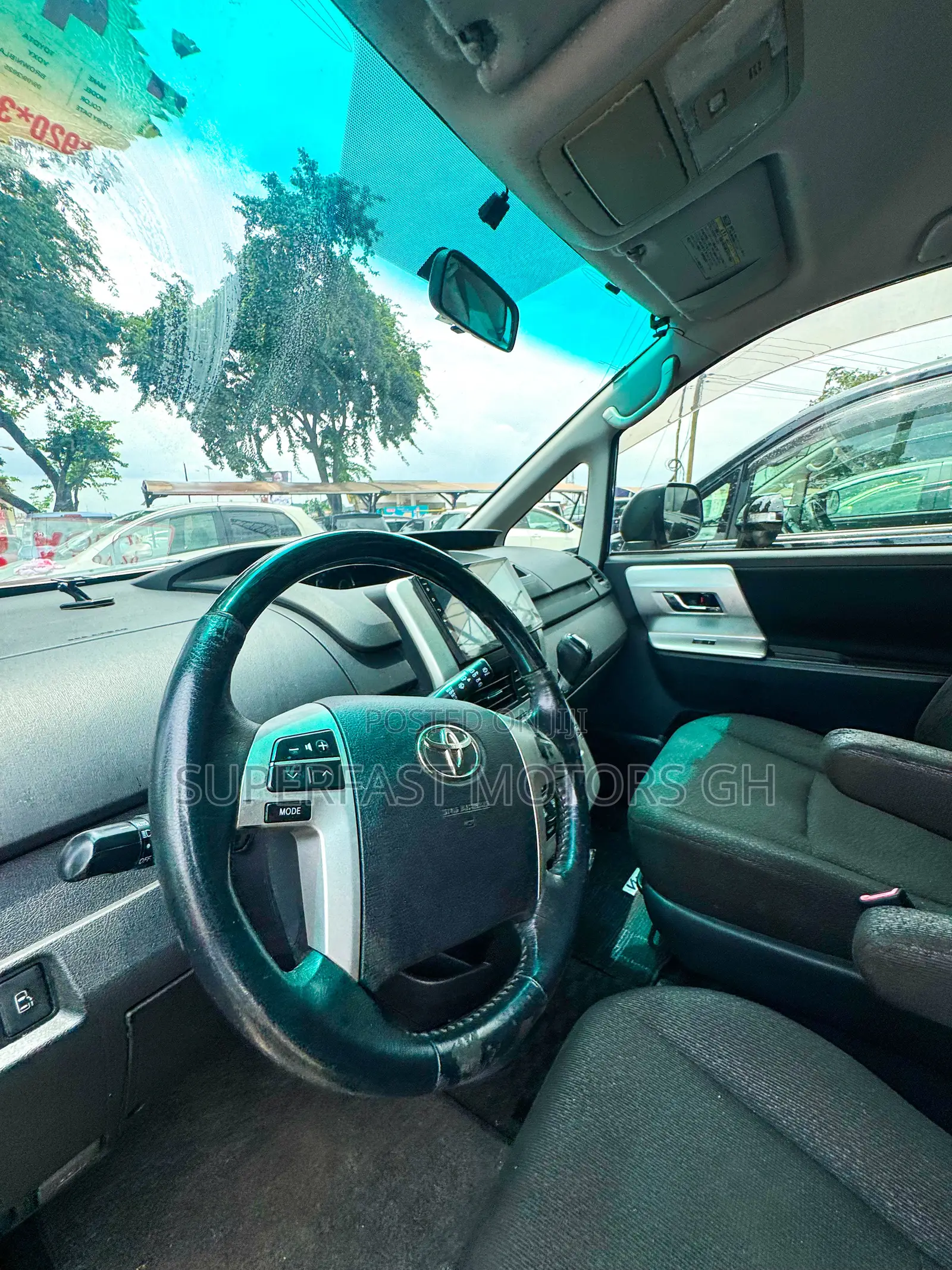 Toyota Noah 2.0 143hp AWD (8 Seater) 2012 Gray