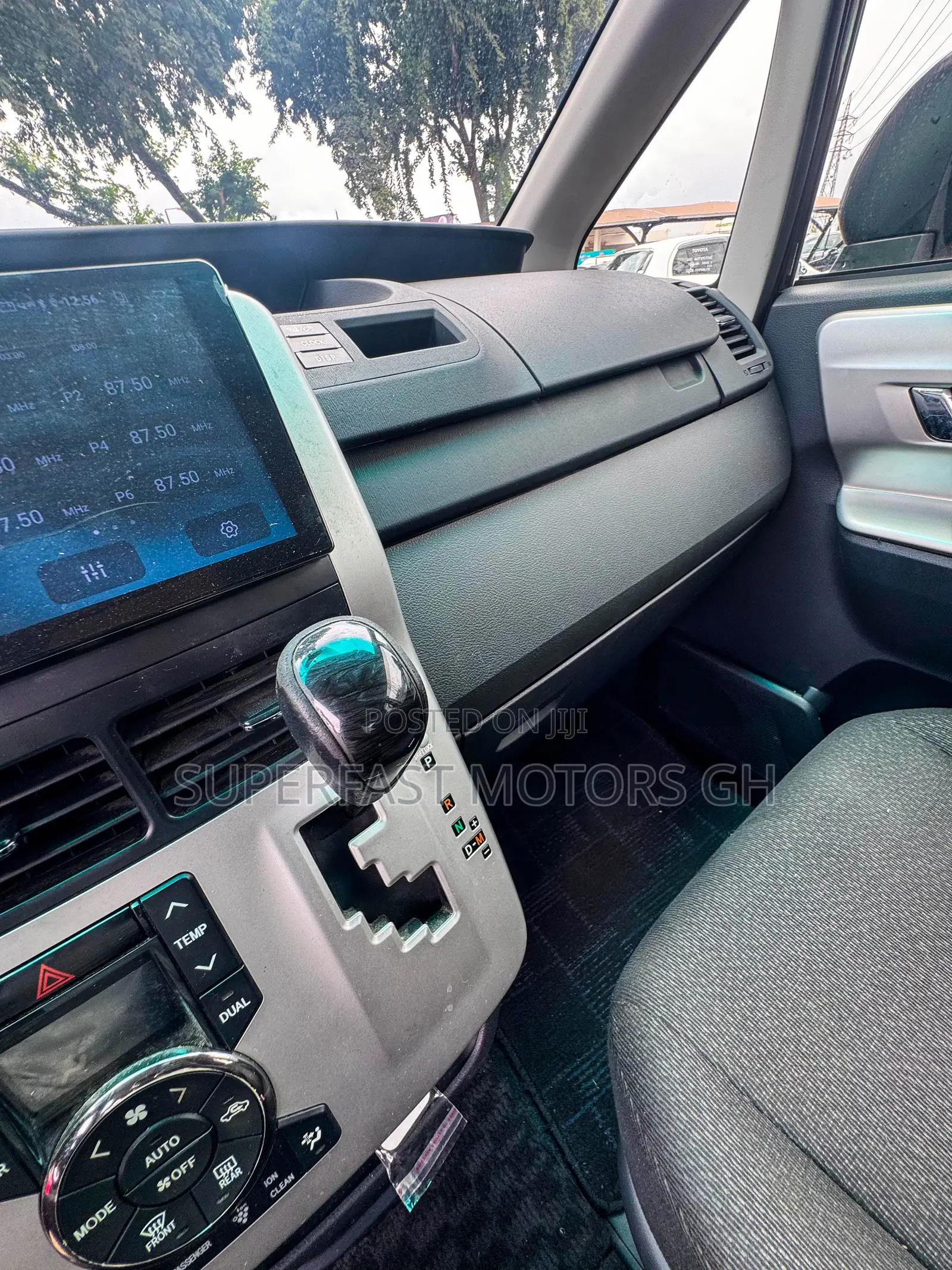 Toyota Noah 2.0 143hp AWD (8 Seater) 2012 Gray