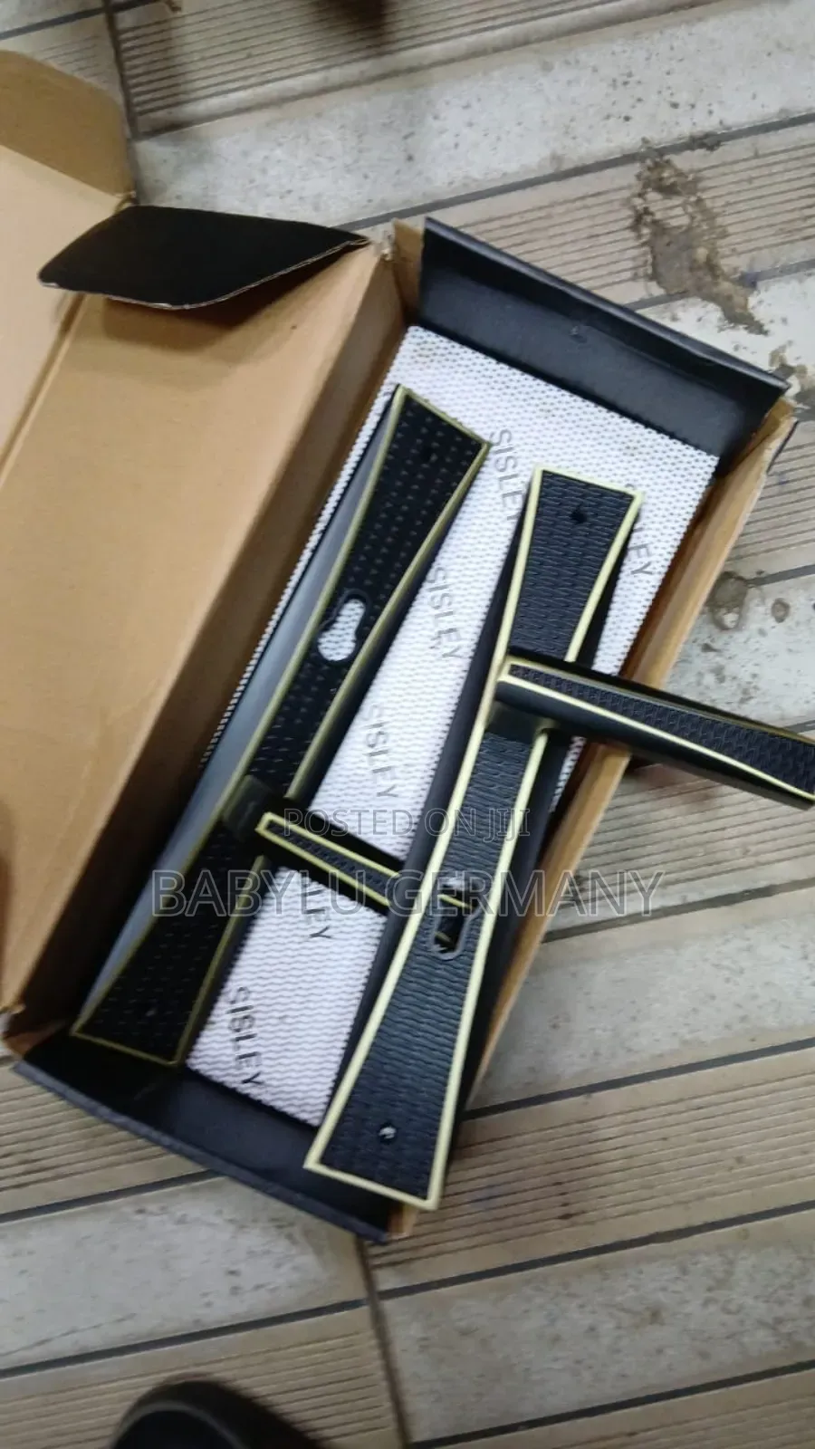 Quality Wisley Door Lock Black and Gold