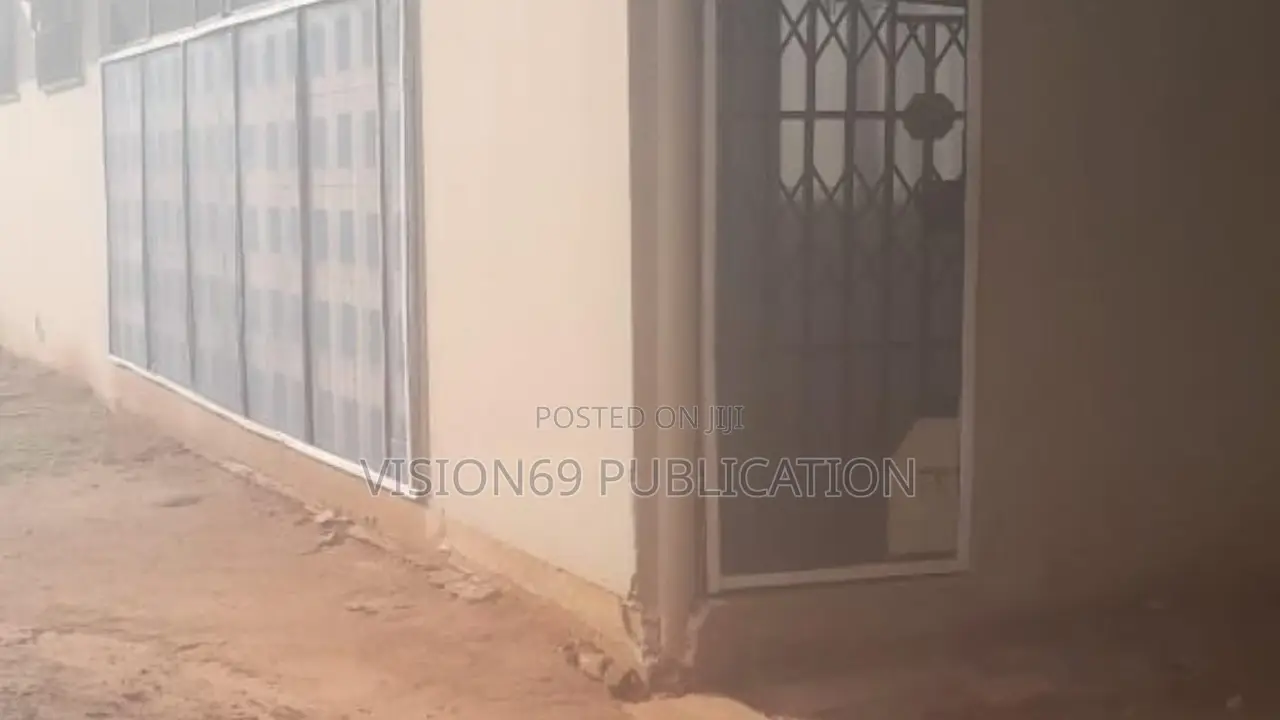 8bdrm Block of Flats in Accra Metropolitan for sale