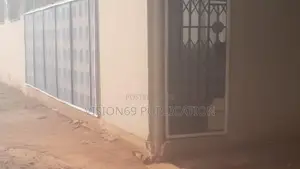 8bdrm Block of Flats in Accra Metropolitan for sale