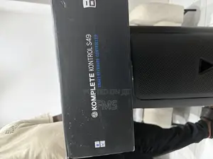 Native Instruments Komplete Kontrol S49 – Smart Keyboard Controller