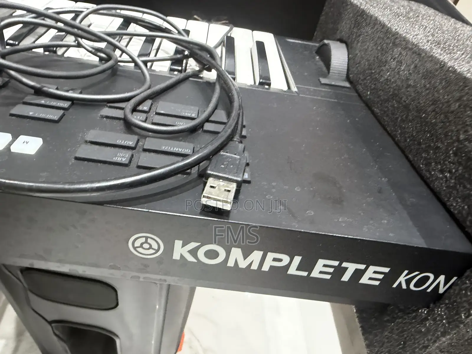 Native Instruments Komplete Kontrol S49 – Smart Keyboard Controller