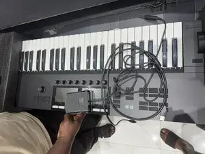 Native Instruments Komplete Kontrol S49 – Smart Keyboard Controller