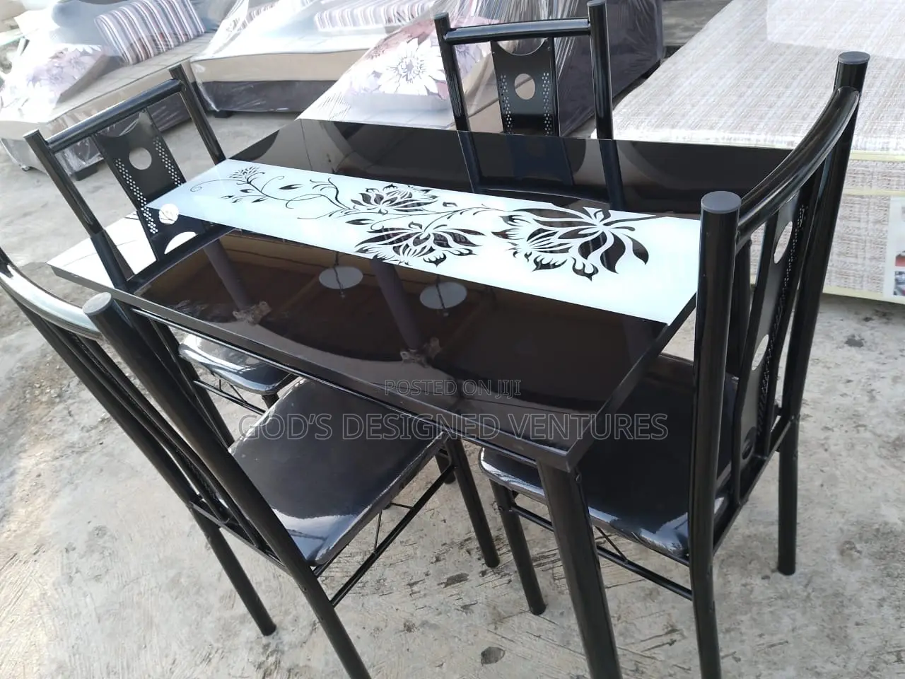 An Eye Catching 4 Seater Dining Set