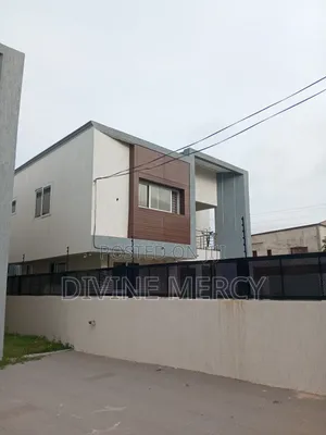 5bdrm Duplex in West Hill Axis, Awutu Senya East Municipal for sale