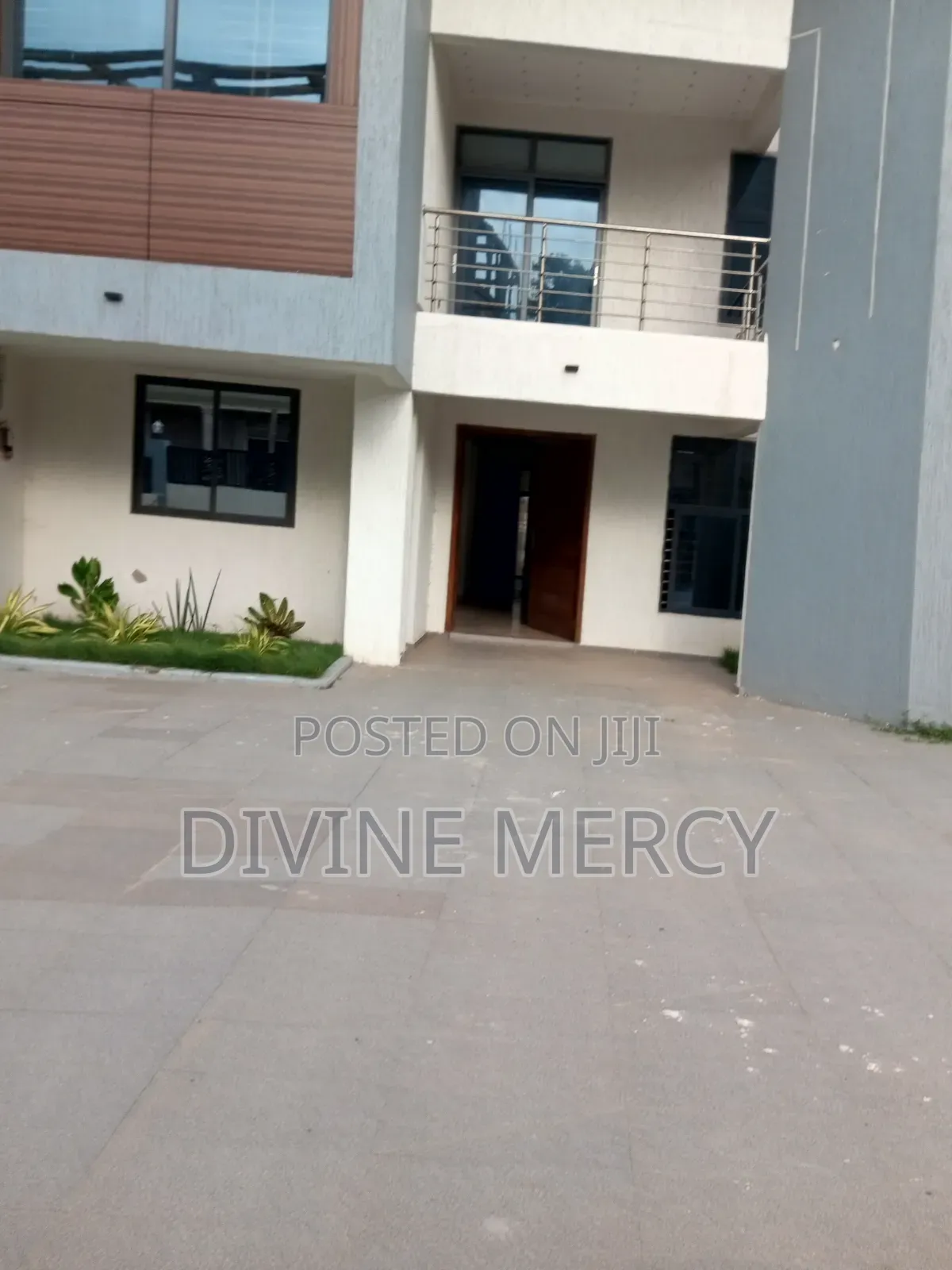 5bdrm Duplex in West Hill Axis, Awutu Senya East Municipal for sale