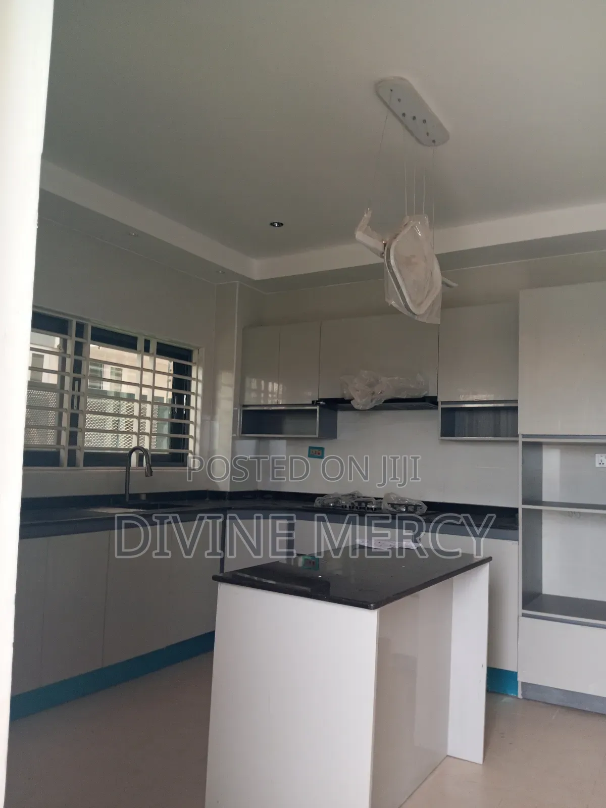 5bdrm Duplex in West Hill Axis, Awutu Senya East Municipal for sale