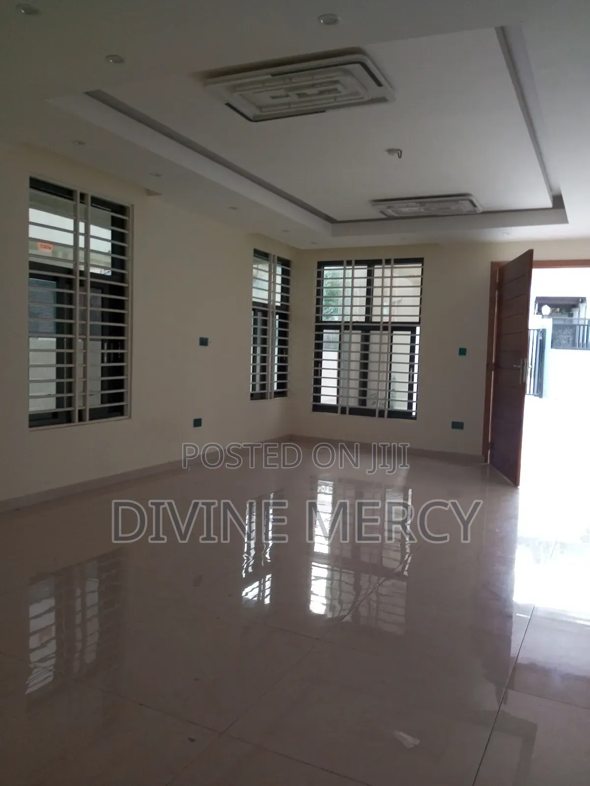 5bdrm Duplex in West Hill Axis, Awutu Senya East Municipal for sale