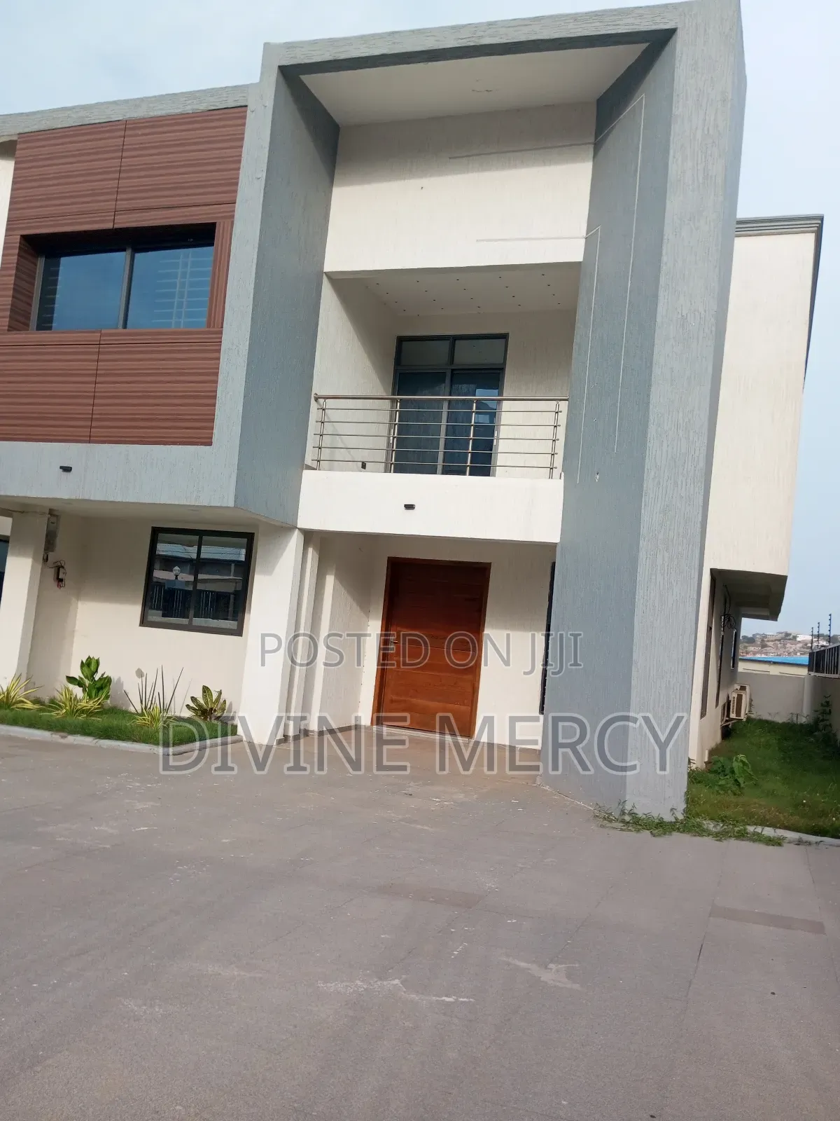 5bdrm Duplex in West Hill Axis, Awutu Senya East Municipal for sale