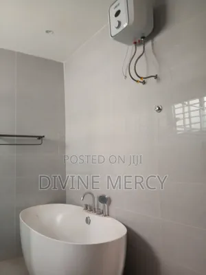5bdrm Duplex in West Hill Axis, Awutu Senya East Municipal for sale