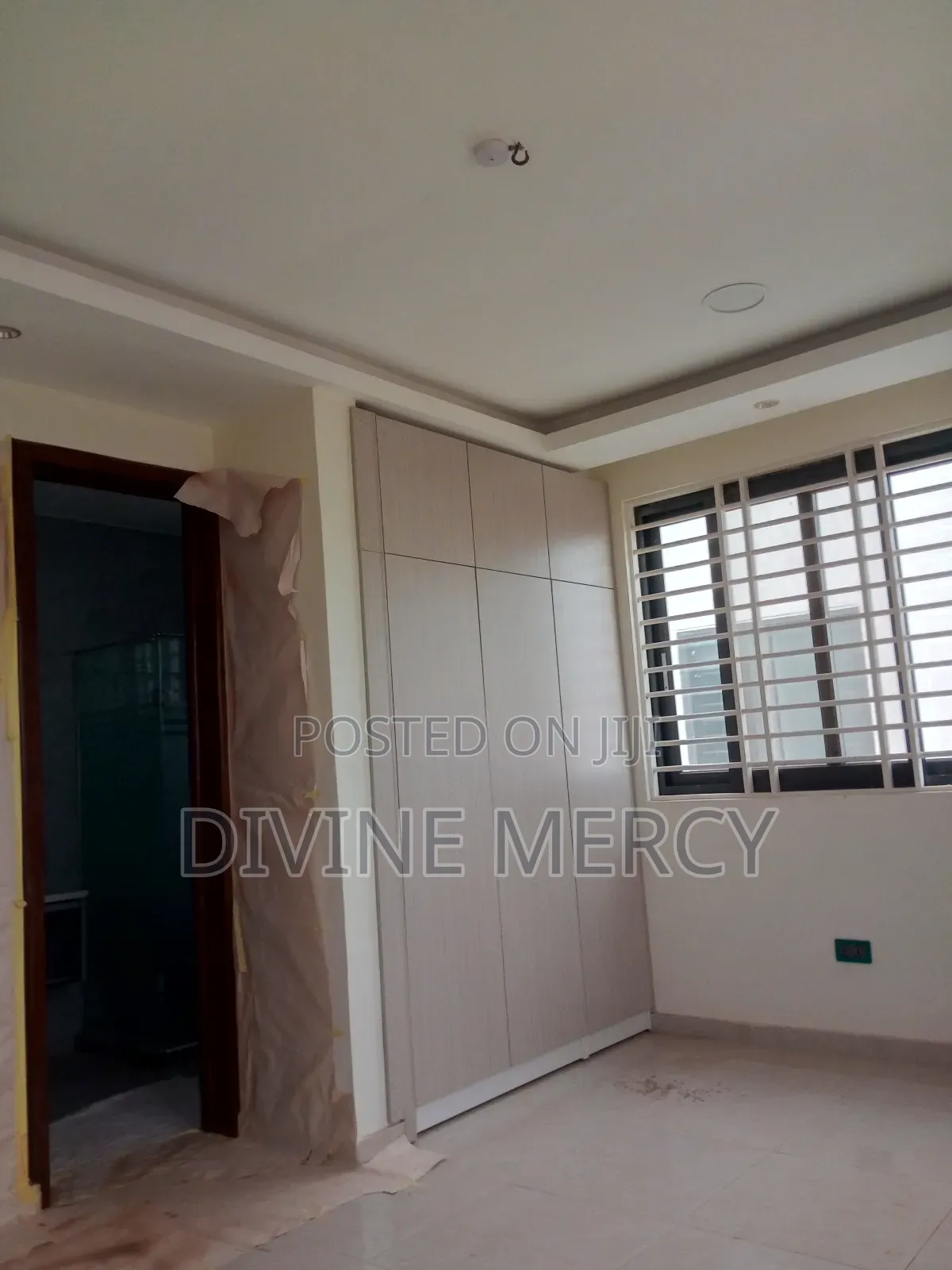 5bdrm Duplex in West Hill Axis, Awutu Senya East Municipal for sale