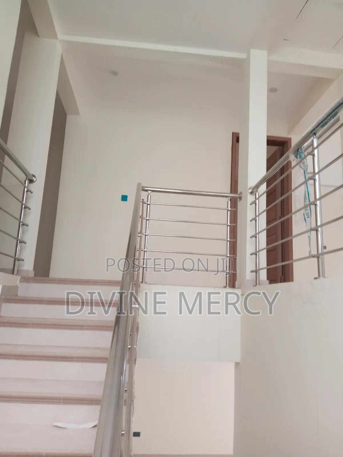 5bdrm Duplex in West Hill Axis, Awutu Senya East Municipal for sale