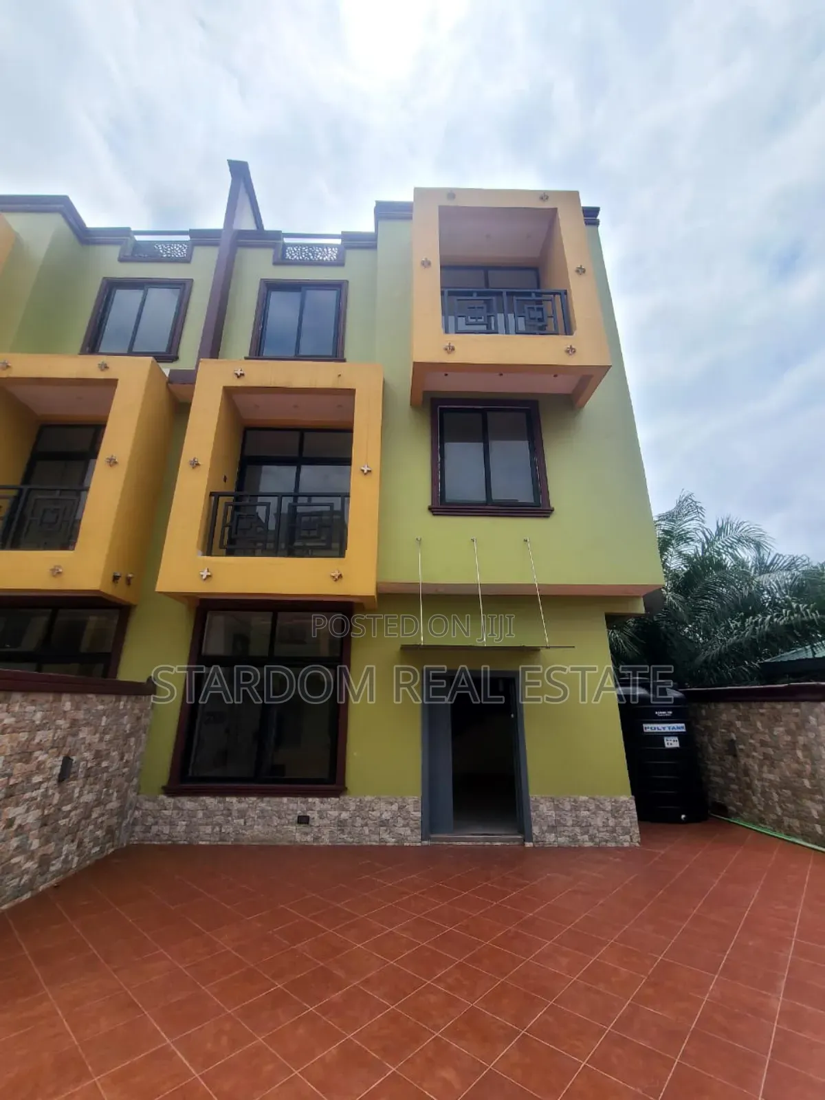 4bdrm Duplex in School Junction, Ashaley Botwe for rent