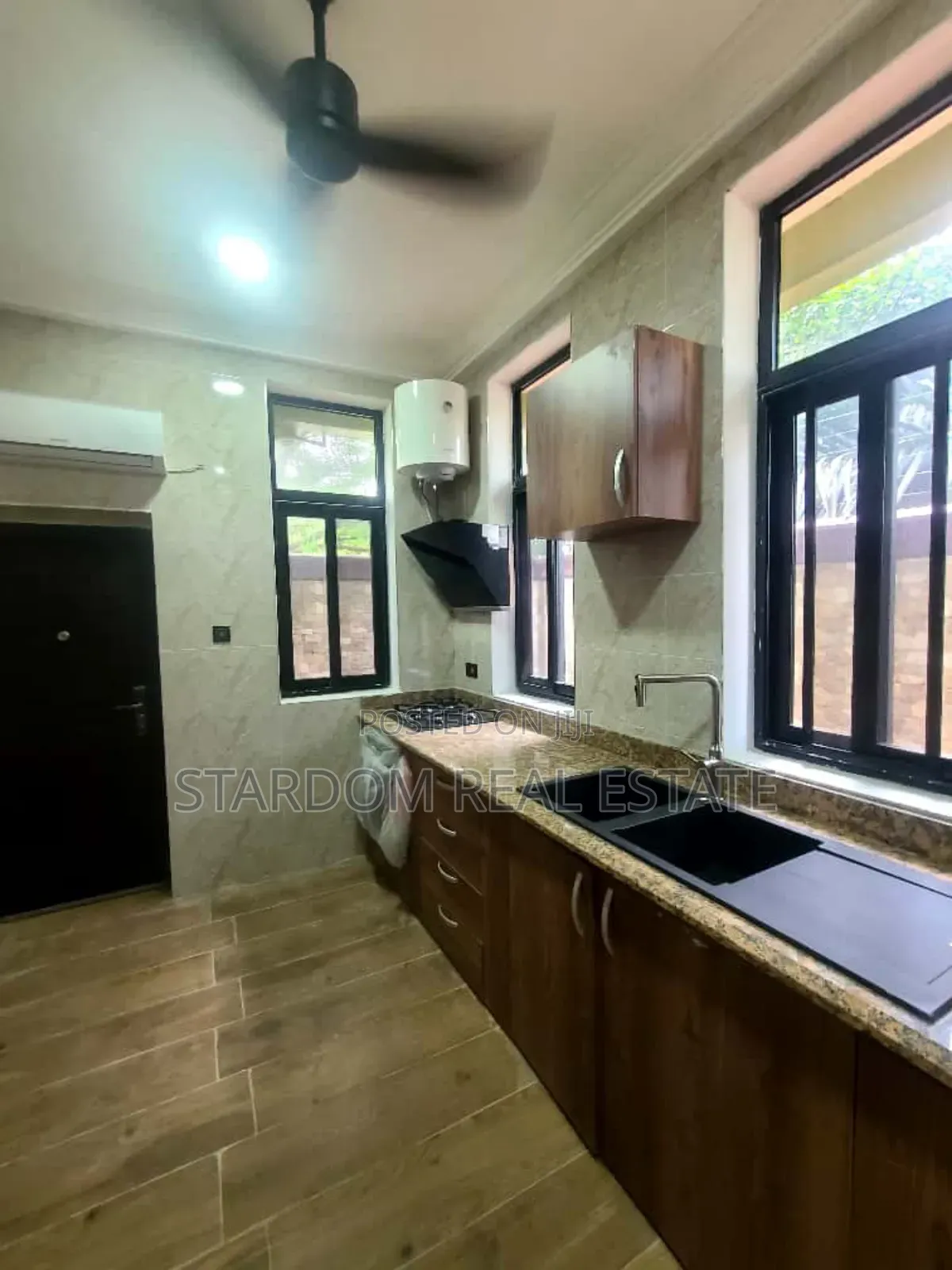 4bdrm Duplex in School Junction, Ashaley Botwe for rent
