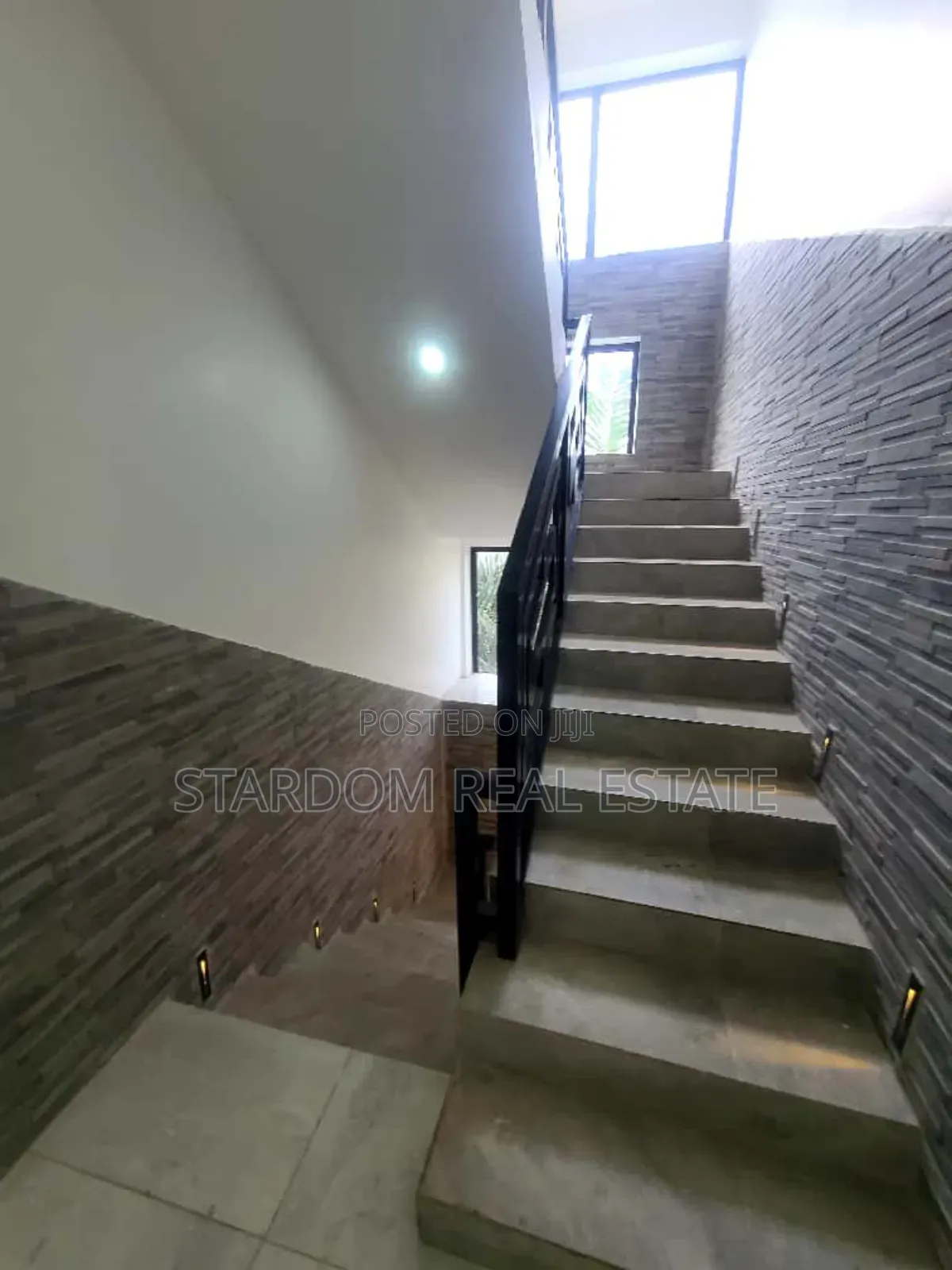 4bdrm Duplex in School Junction, Ashaley Botwe for rent