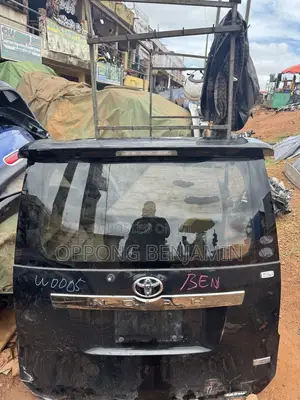 Toyota Voxy/Noah 2010-2013 Boot