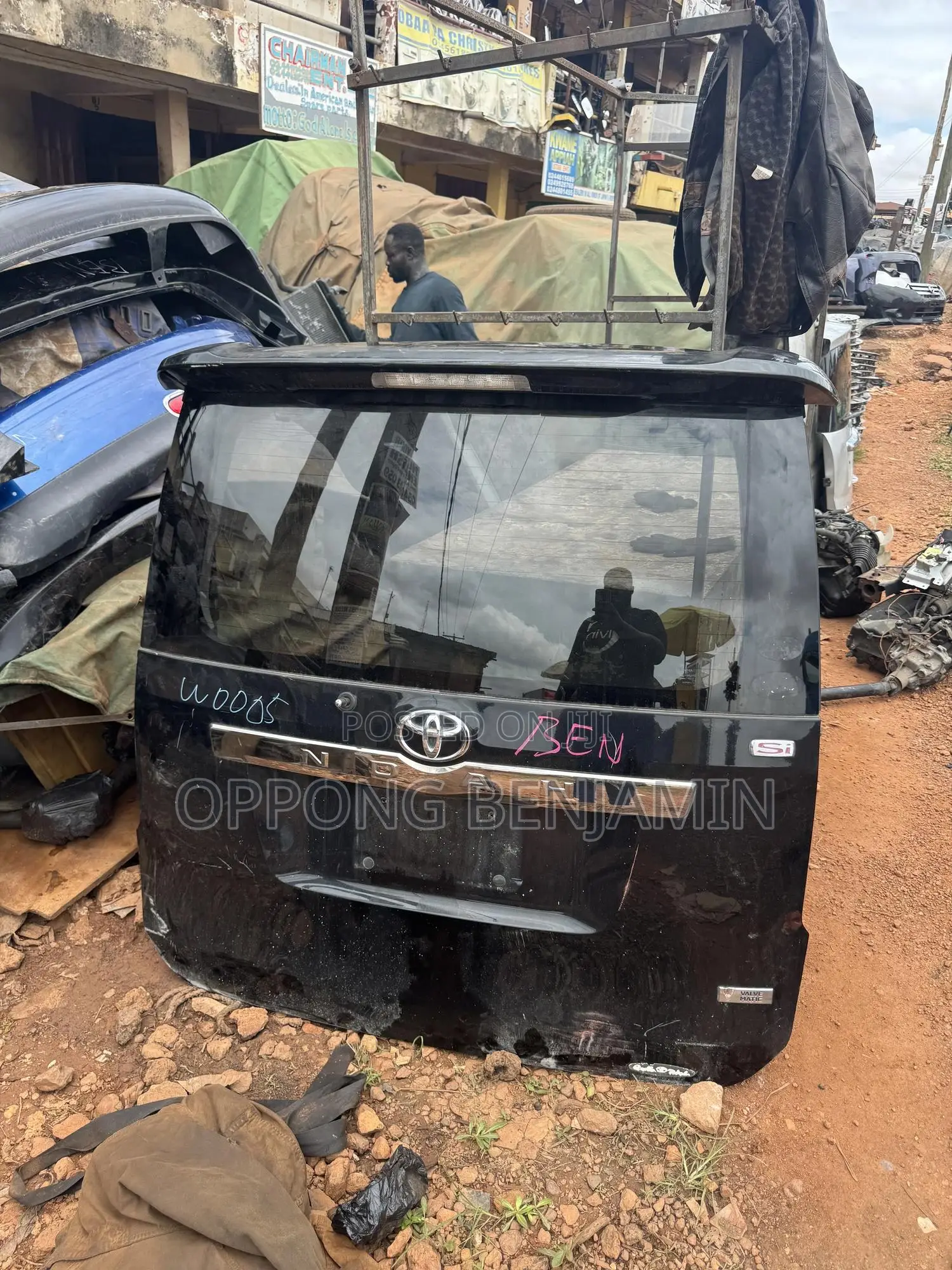 Toyota Voxy/Noah 2010-2013 Boot