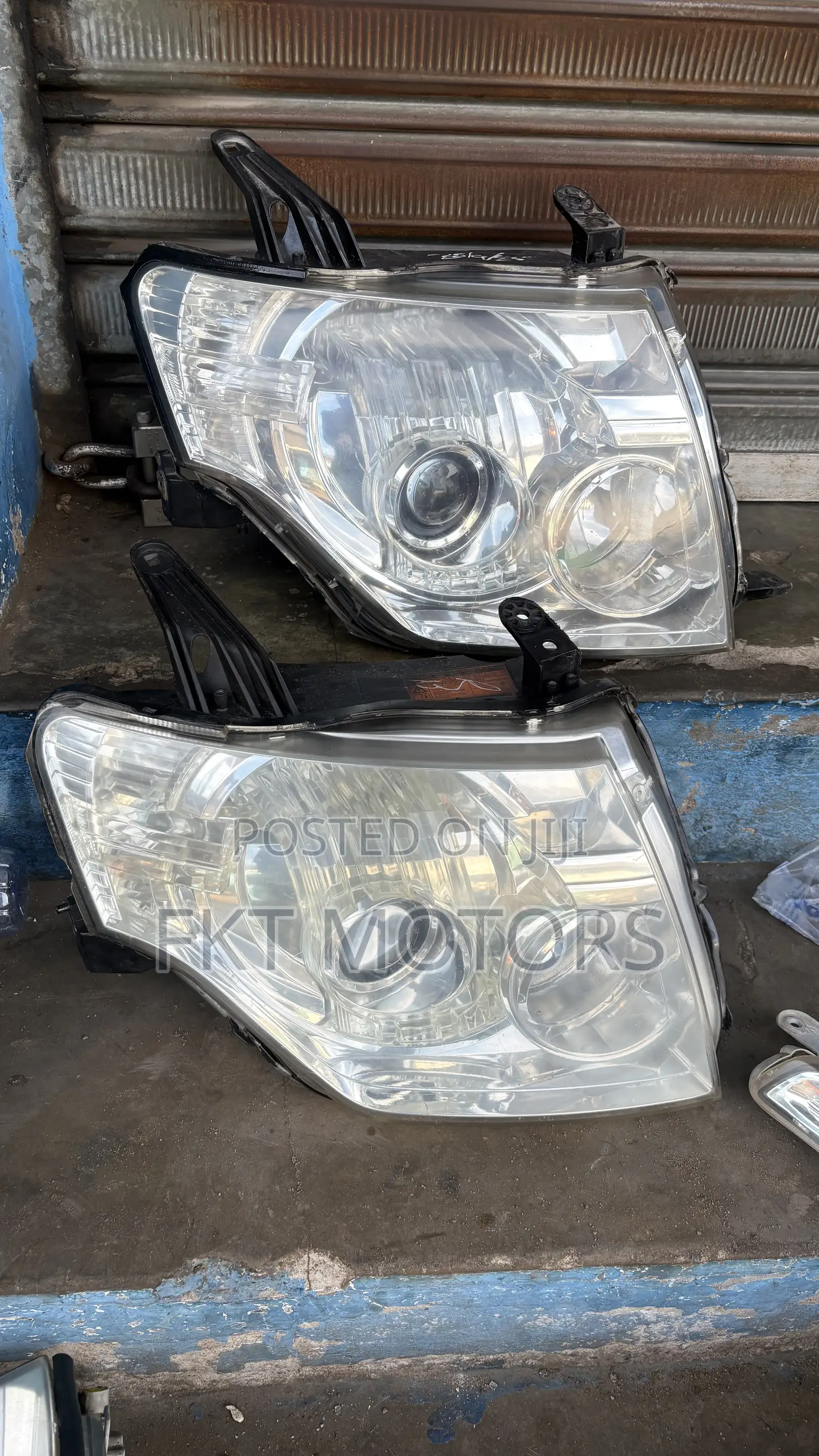 Mitsubishi Pajaro Sports Headlight 2008,2009,2010,2011,2012