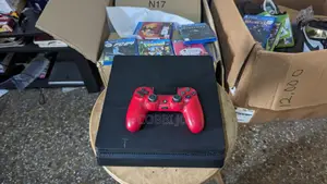 Playstation 4 Slim With Two CDS