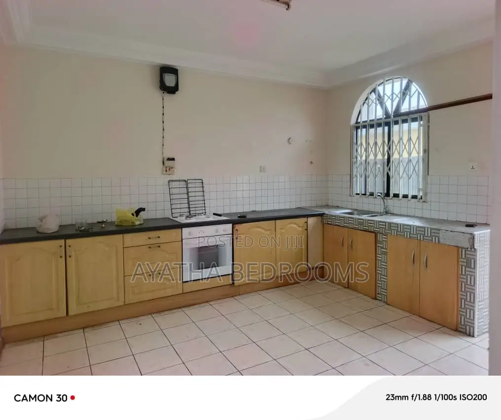 3bdrm House in Modern Properties, Baatsona Total for rent
