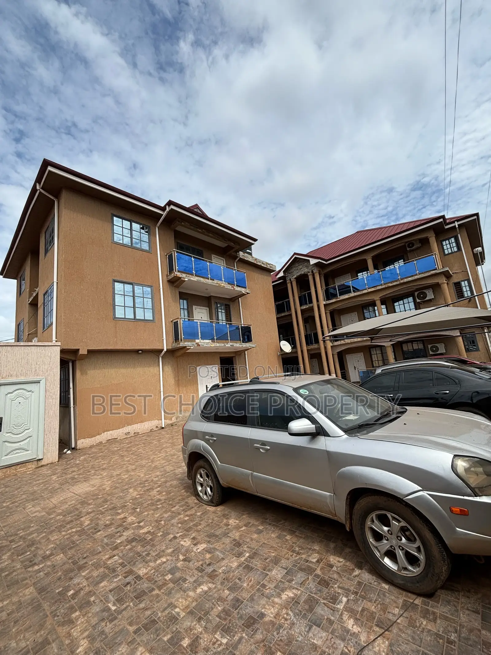 Ex 3 Bedroom Apartment for Rent at Lakeside