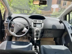 Toyota Yaris Base Hatchback 5dr 2010 Gray