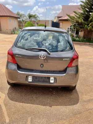Toyota Yaris Base Hatchback 5dr 2010 Gray