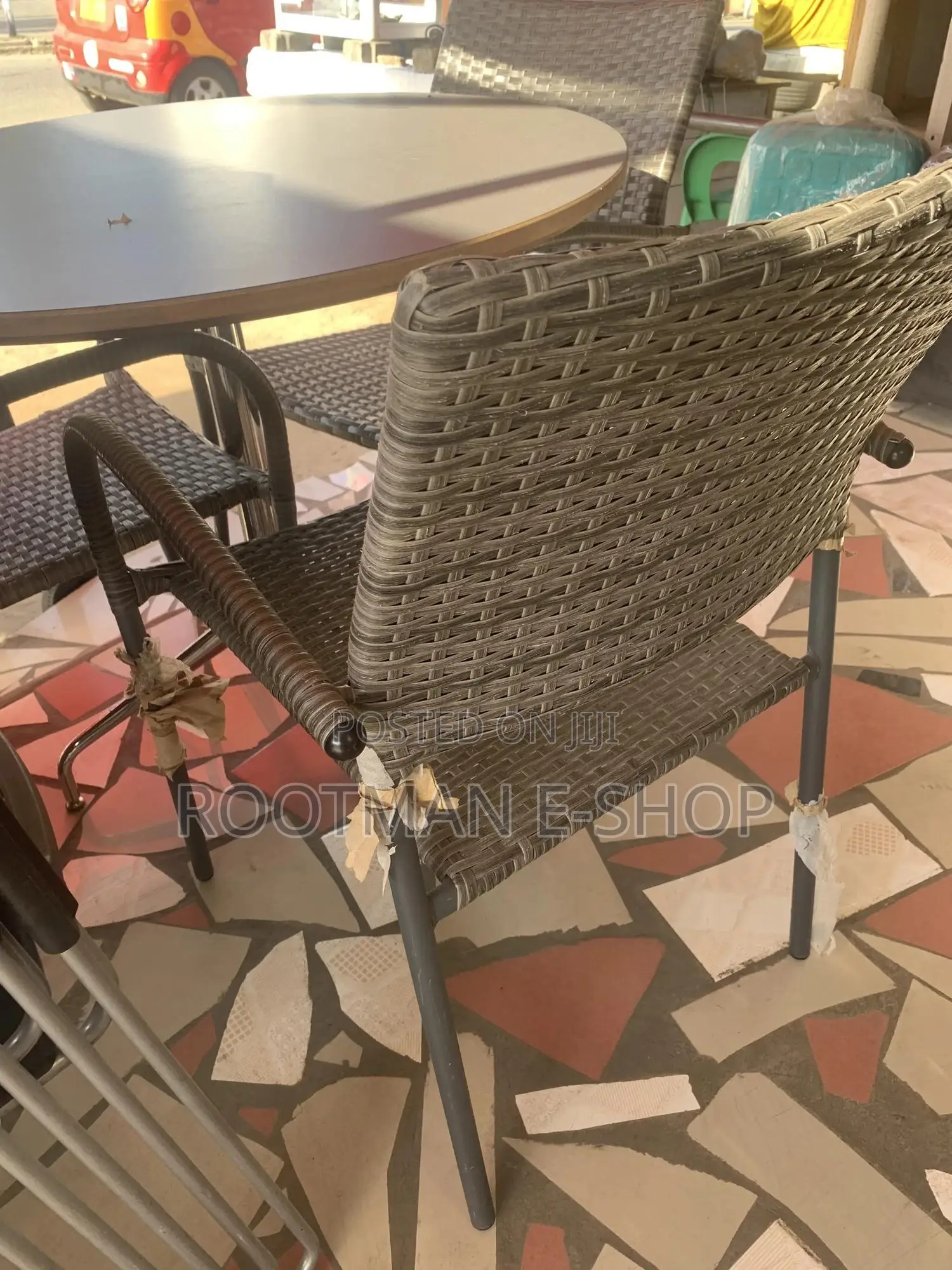 Stylish Outdoor Table Set – 1 Round Table + 4 Wicker Chairs