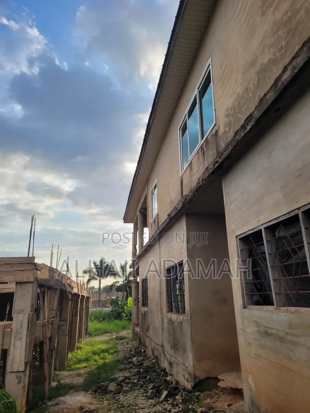 5bdrm Block of Flats in Diamond City Estate, Atwima Kwanwoma for sale