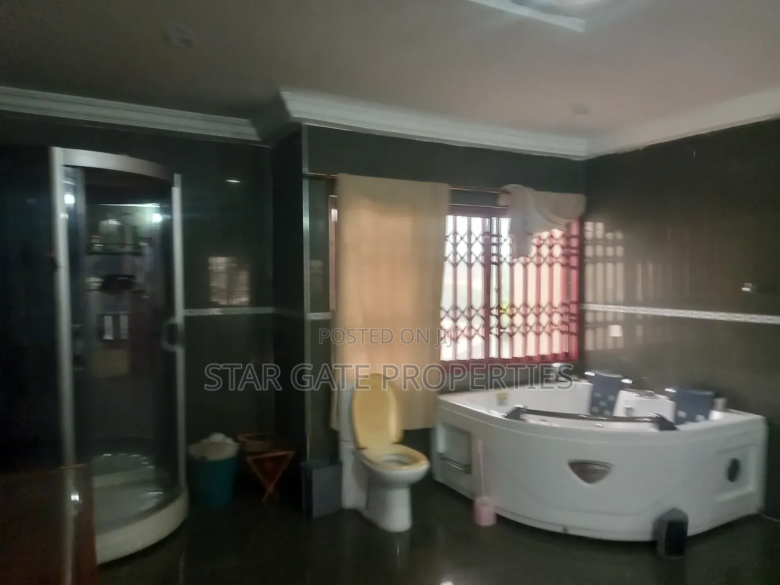 7bdrm House in Fumesua, Kumasi Metropolitan for sale