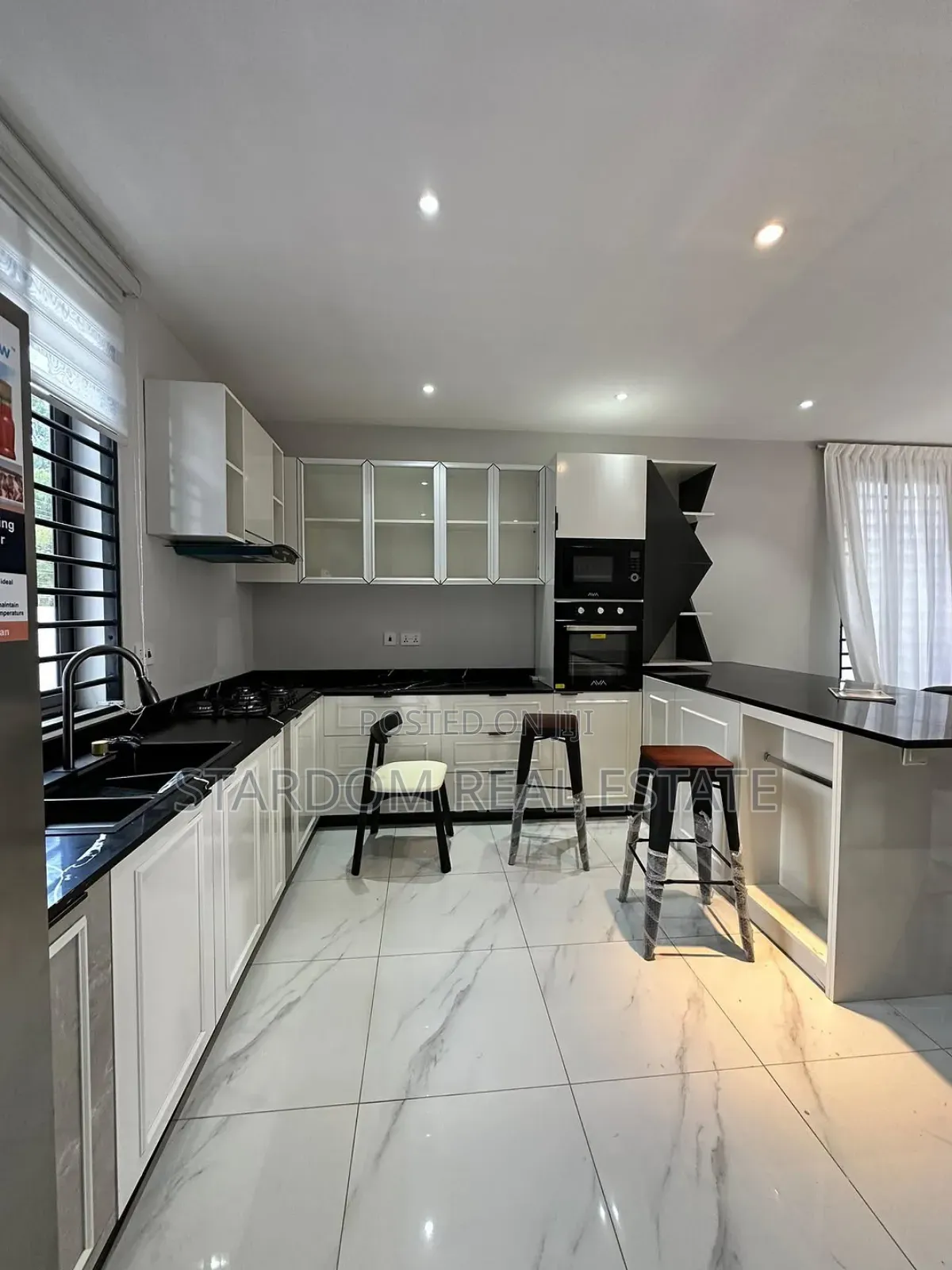 3bdrm Duplex in Lakeside Estate for sale