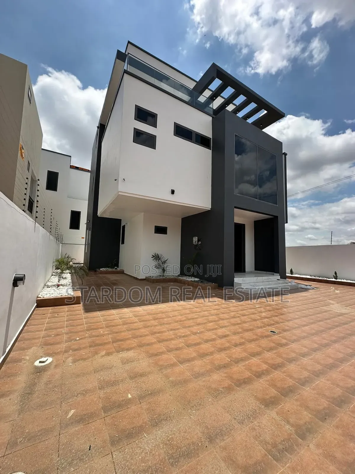 3bdrm Duplex in Lakeside Estate for sale