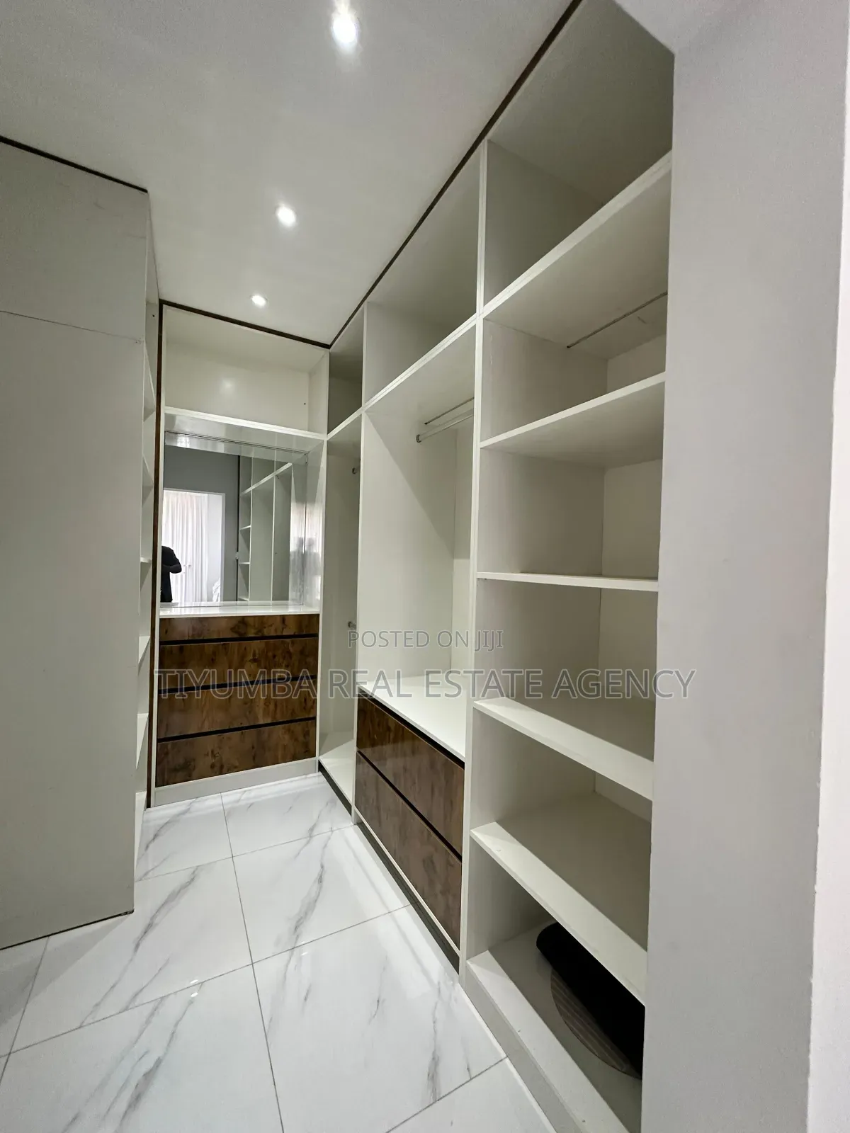 3bdrm Duplex in Tiyumba Agency, Lake Side Estate for sale
