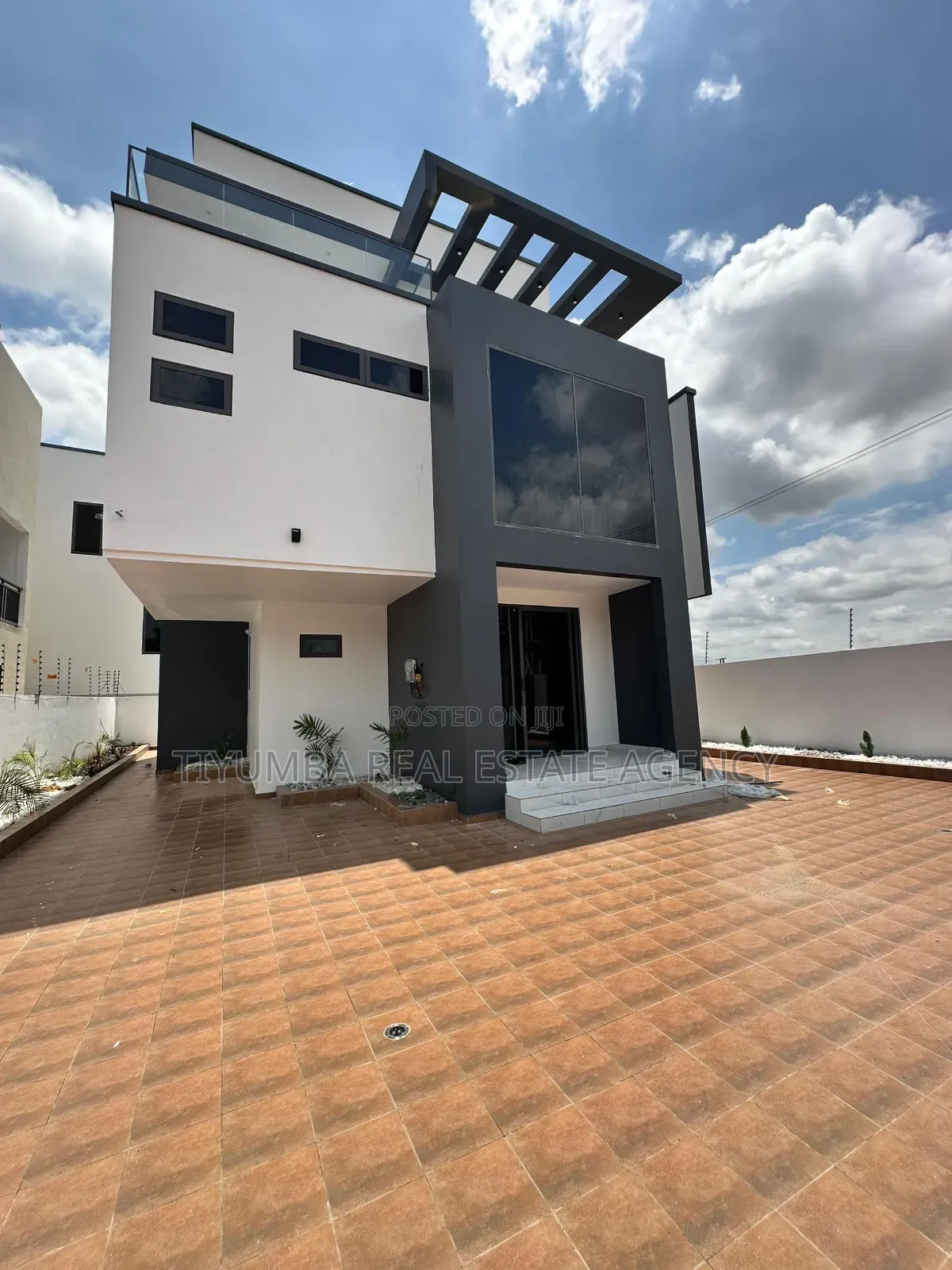 3bdrm Duplex in Tiyumba Agency, Lake Side Estate for sale