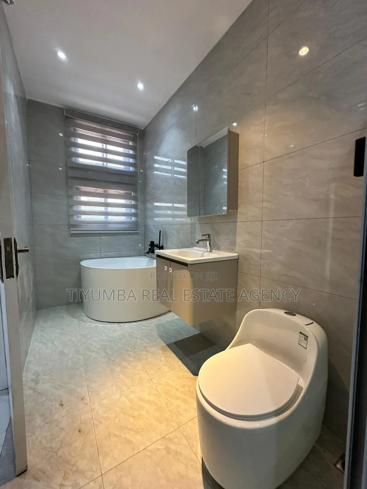 3bdrm Duplex in Tiyumba Agency, Lake Side Estate for sale