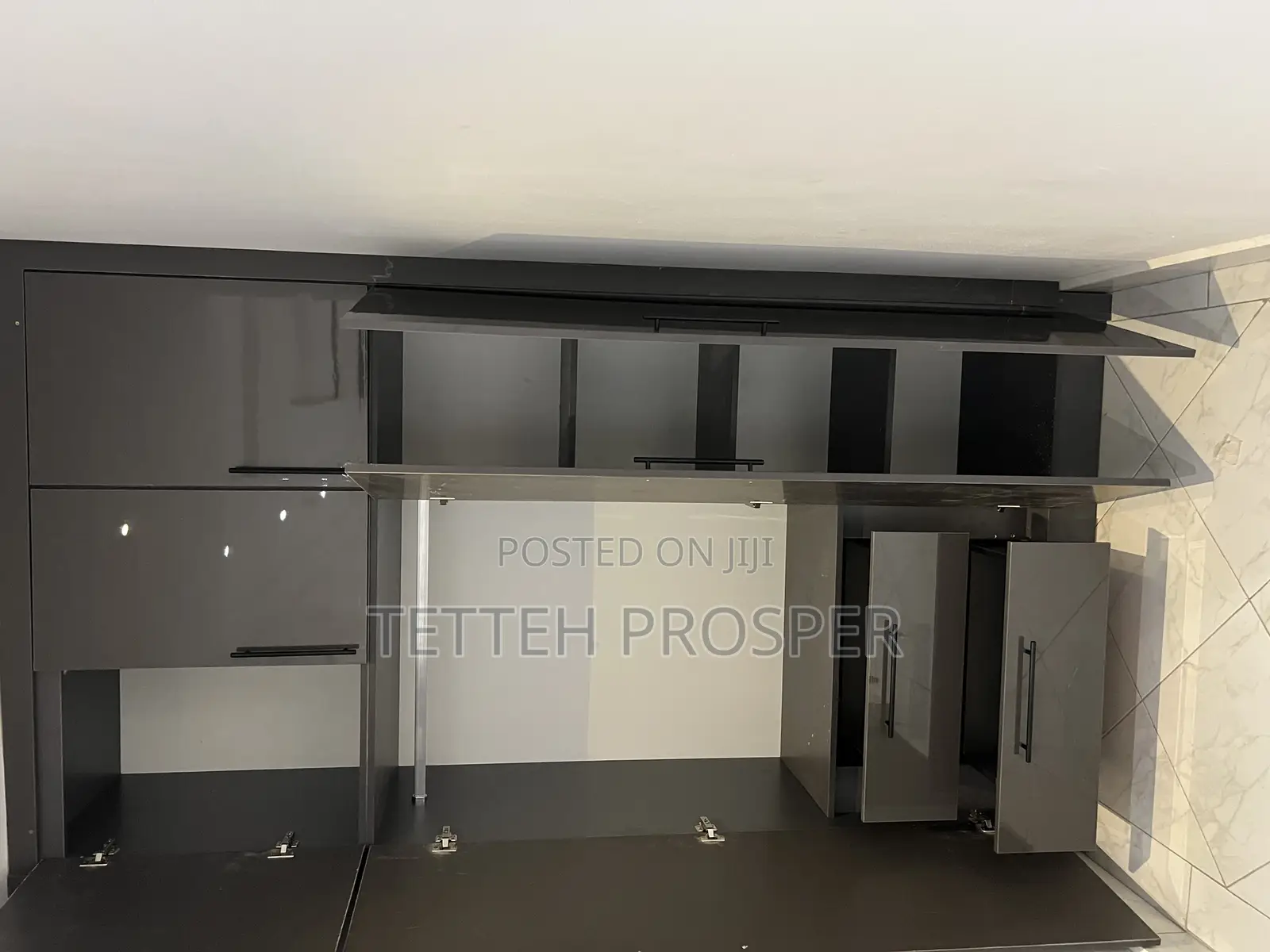 Wardrobe and Walk-in Closet