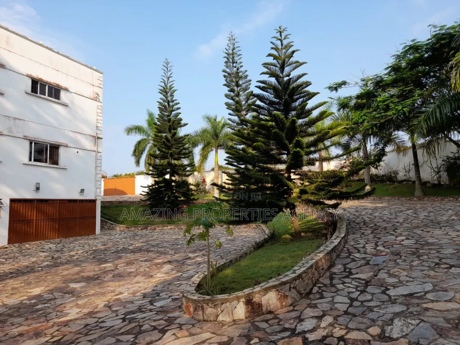 5bdrm Mansion in Aburi for sale